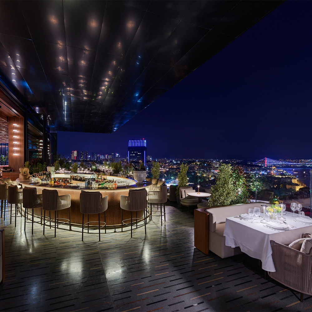 “BİZ İstanbul’da gala yemeği için ayrılmış salon alanı (Atatürk Kültür Merkezi).”